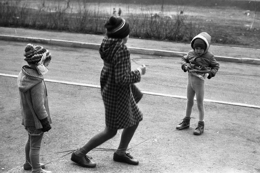 Игра резиночка. Тольятти, 1985. Фотограф Владимир Соколаев
