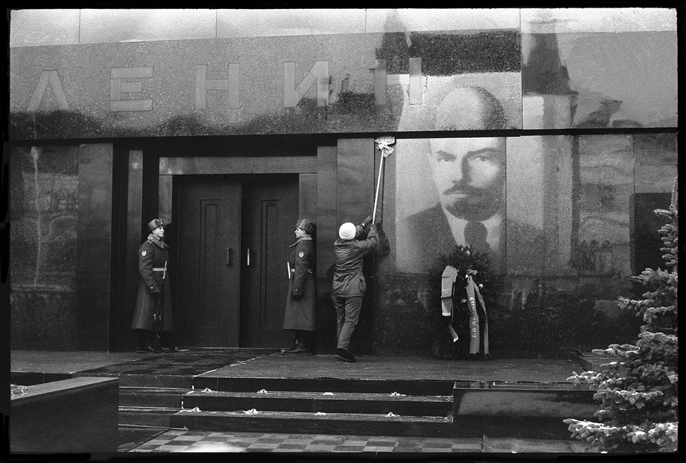 Мытьё мавзолея перед праздником. Москва, 1988. Фотограф Владимир Соколаев