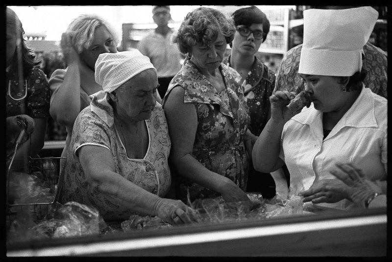 Мясо второй свежести. Универсам, Новокузнецк, 1981. Фотограф Владимир Воробьев