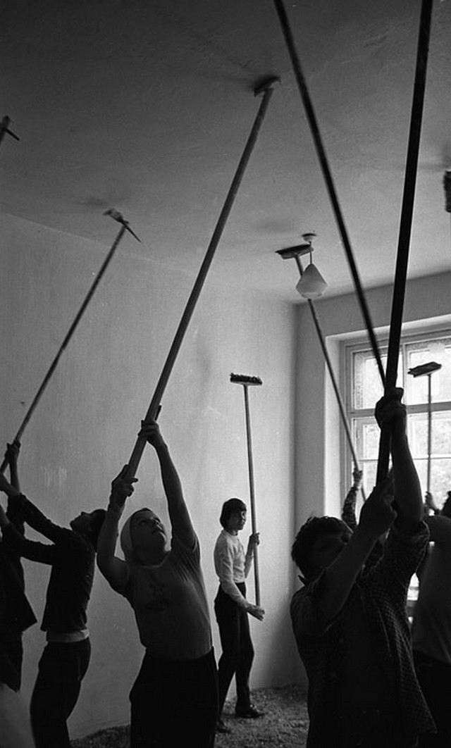 Побелка классного потолка в школе № 62. Новокузнецк, 1981. Фотограф Владимир Воробьев