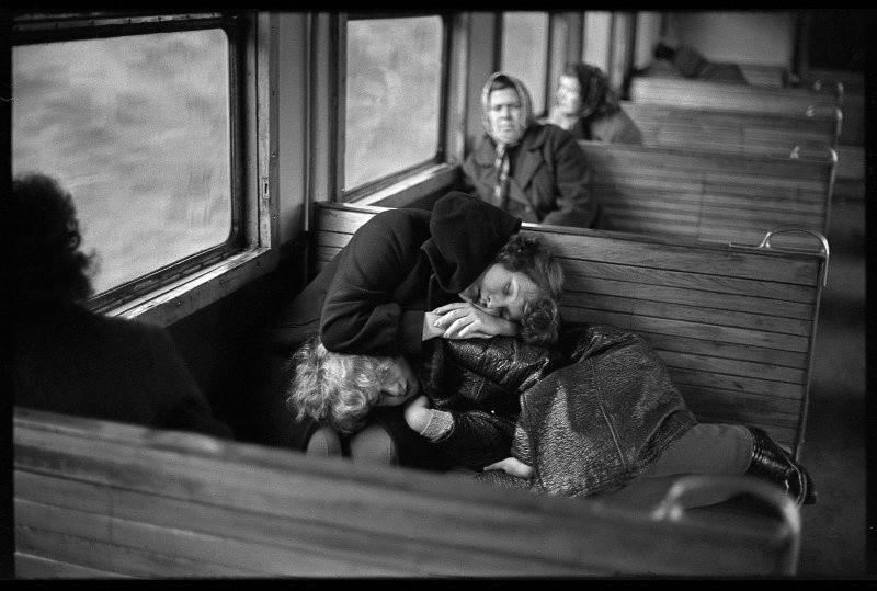 Подруги в электричке, 1981. Фотограф Владимир Соколаев