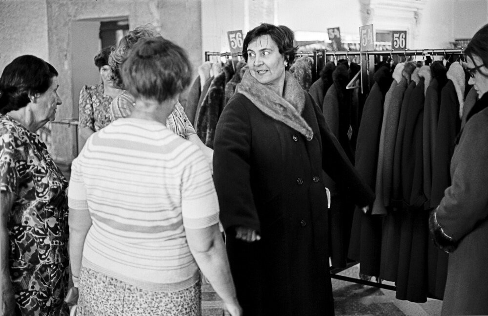 Покупка зимнего пальто. Универмаг, Новокузнецк, 1981. Фотограф Владимир Воробьев