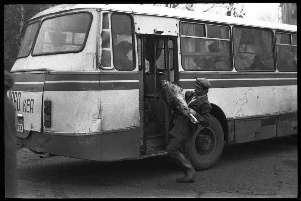 Попутный автобус до Центрального рынка. Новокузнецк, 1983. Фотограф Владимир Соколаев