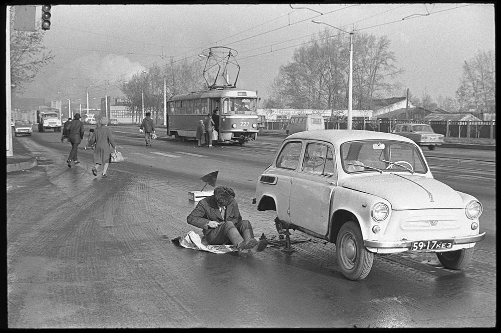 Ремонт автомобиля на проезжей части проспекта Курако, Новокузнецк, 1981. Фотограф Владимир Соколаев
