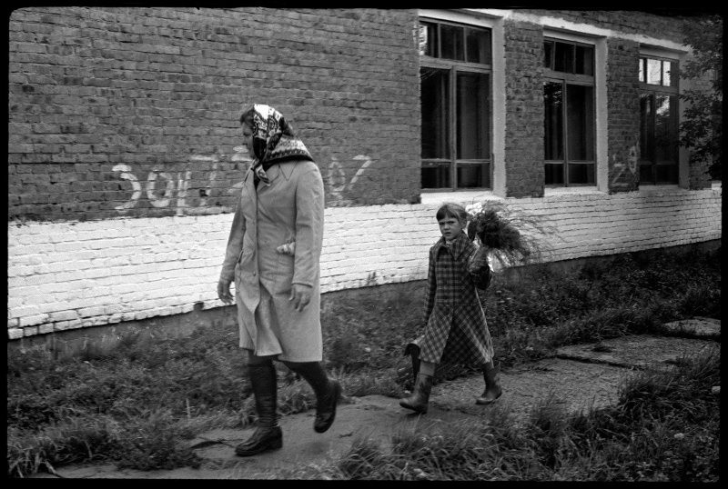 С цветами и мамой в школу. Белогородка, Кемеровская область, 1979. Фотограф Владимир Воробьев