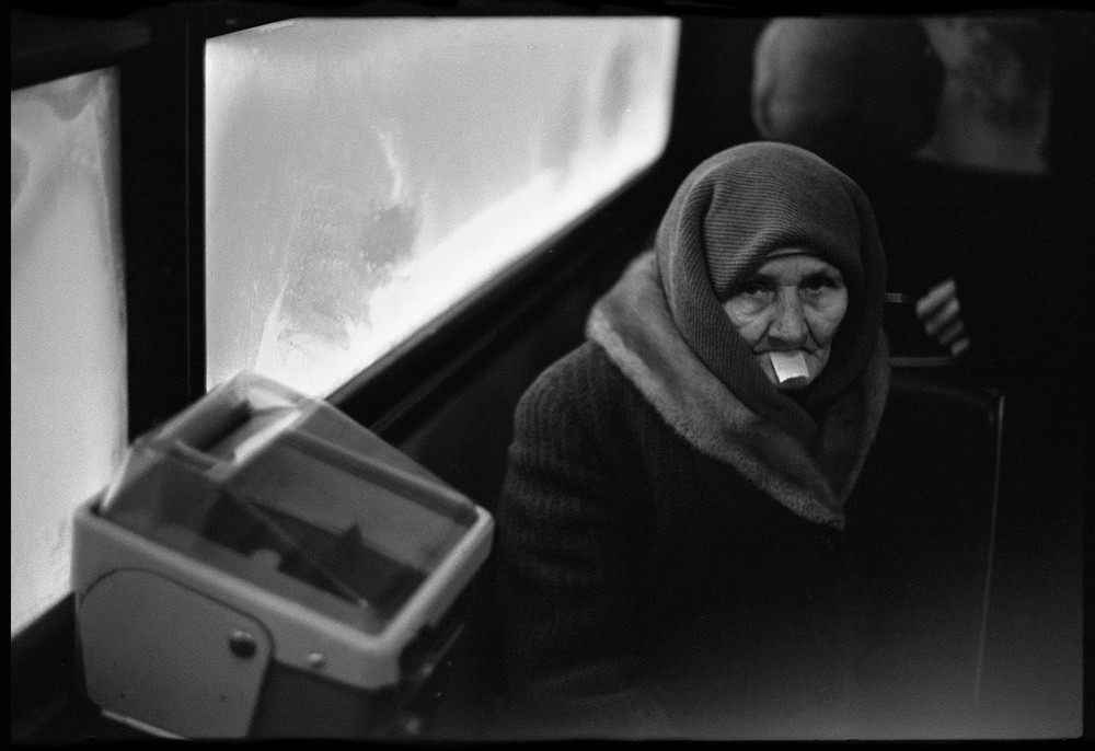 Старушка в городском автобусе. Новокузнецк, 1989. Фотограф Владимир Соколаев