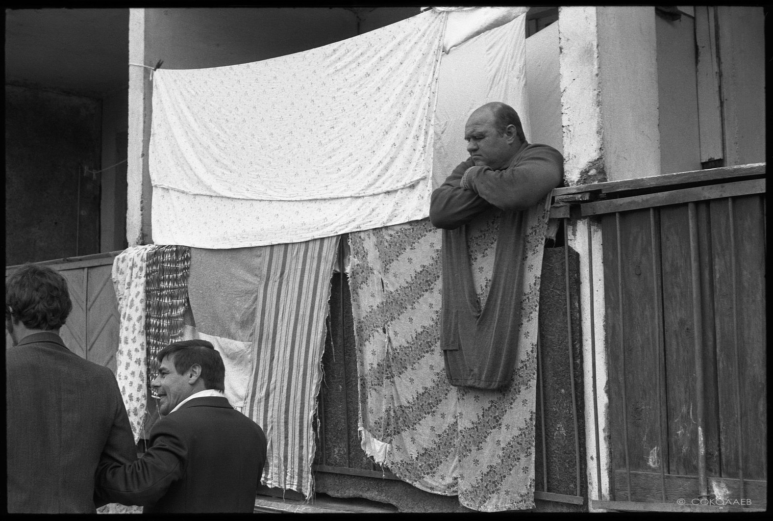 Человек на балконе. Новокузнецк, 1983. Фотограф Владимир Соколаев