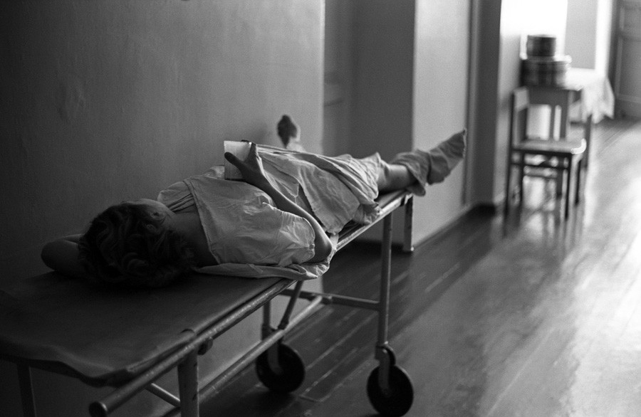 Кефир после родов. Коридор 1-го клинического роддома, Новокузнецк, 1981. Фотограф Владимир Соколаев
