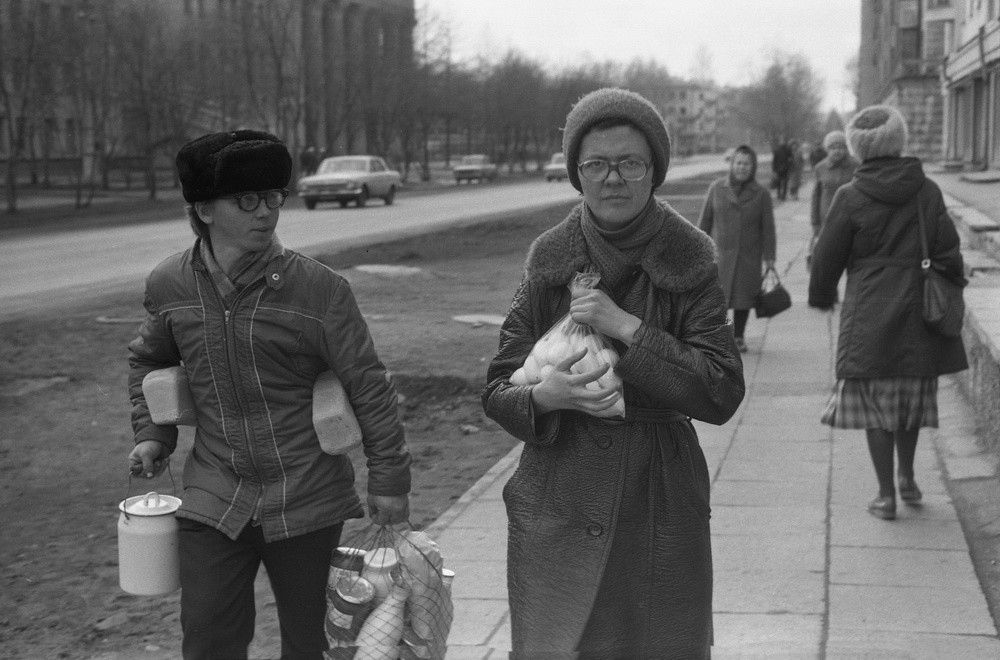Портрет с покупками. Новокузнецк, 1983. Фотограф Владимир Воробьев