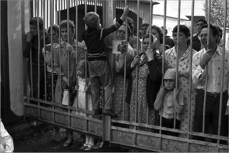 Родительский день в пионерлагере. Зенково, Прокопьевский район, 1985. Фотограф Владимир Соколаев