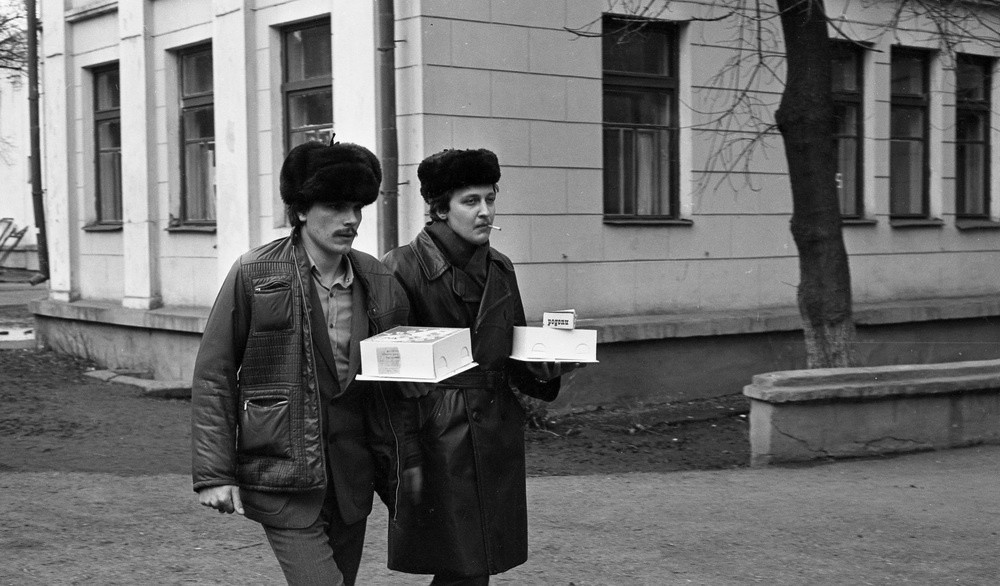 Молодой отец с приятелем у роддома №1, Новокузнецк, 1981. Фотограф Владимир Воробьев