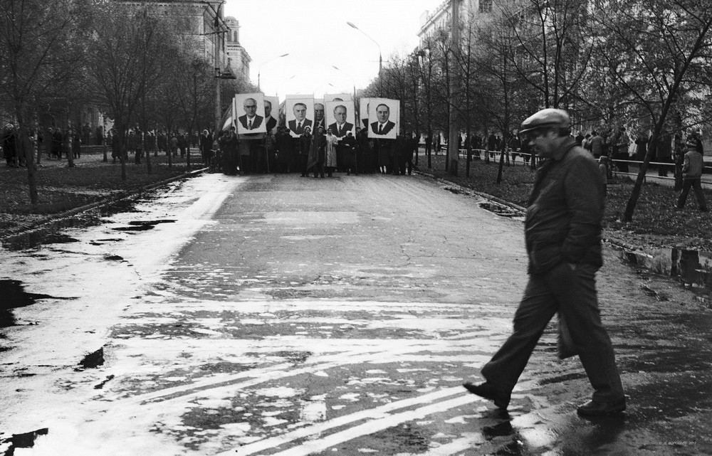 Перпендикулярно идущий. Новокузнецк, 1983. Фотограф Владимир Воробьев