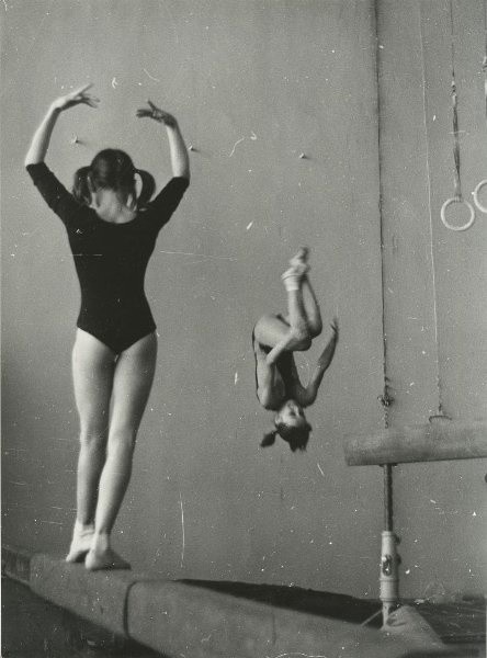Секция гимнастики. Спорткомплекс «Витязь». Новокузнецк, 1976. Фотограф Владимир Соколаев