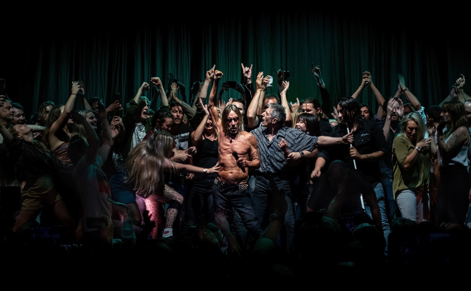 Победитель в категории Культура, Открытая номинация, 2020. Игги Поп и зрители, вышедшие танцевать с ним на сцене в Сиднейском оперном театре 17 апреля 2019 года. Автор Антуан Велинг