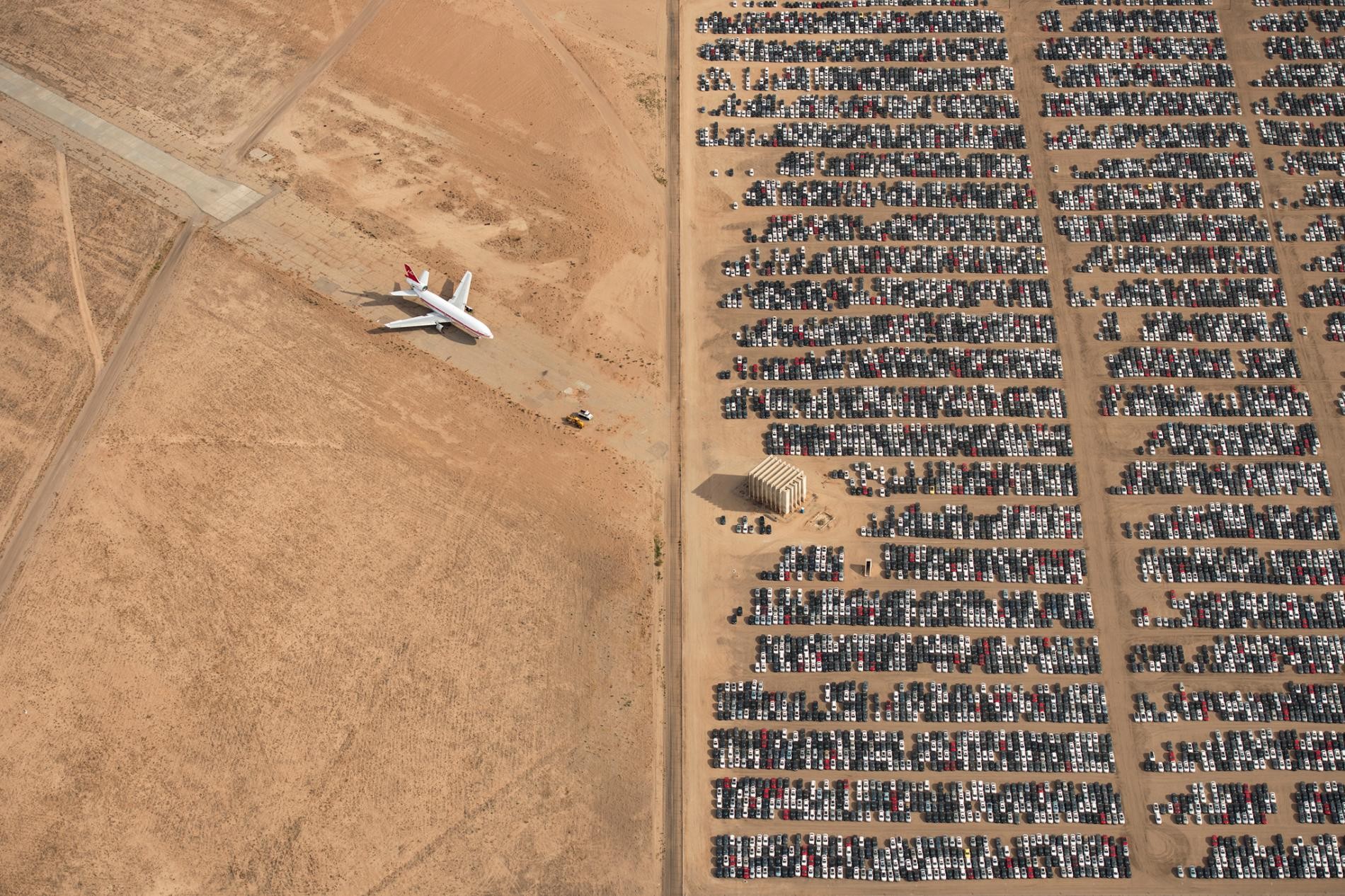 Автомобили Volkswagen и Audi в калифорнийской пустыне Мохаве после скандала с тестами на вредные выбросы. Автор Яссен Тодоров