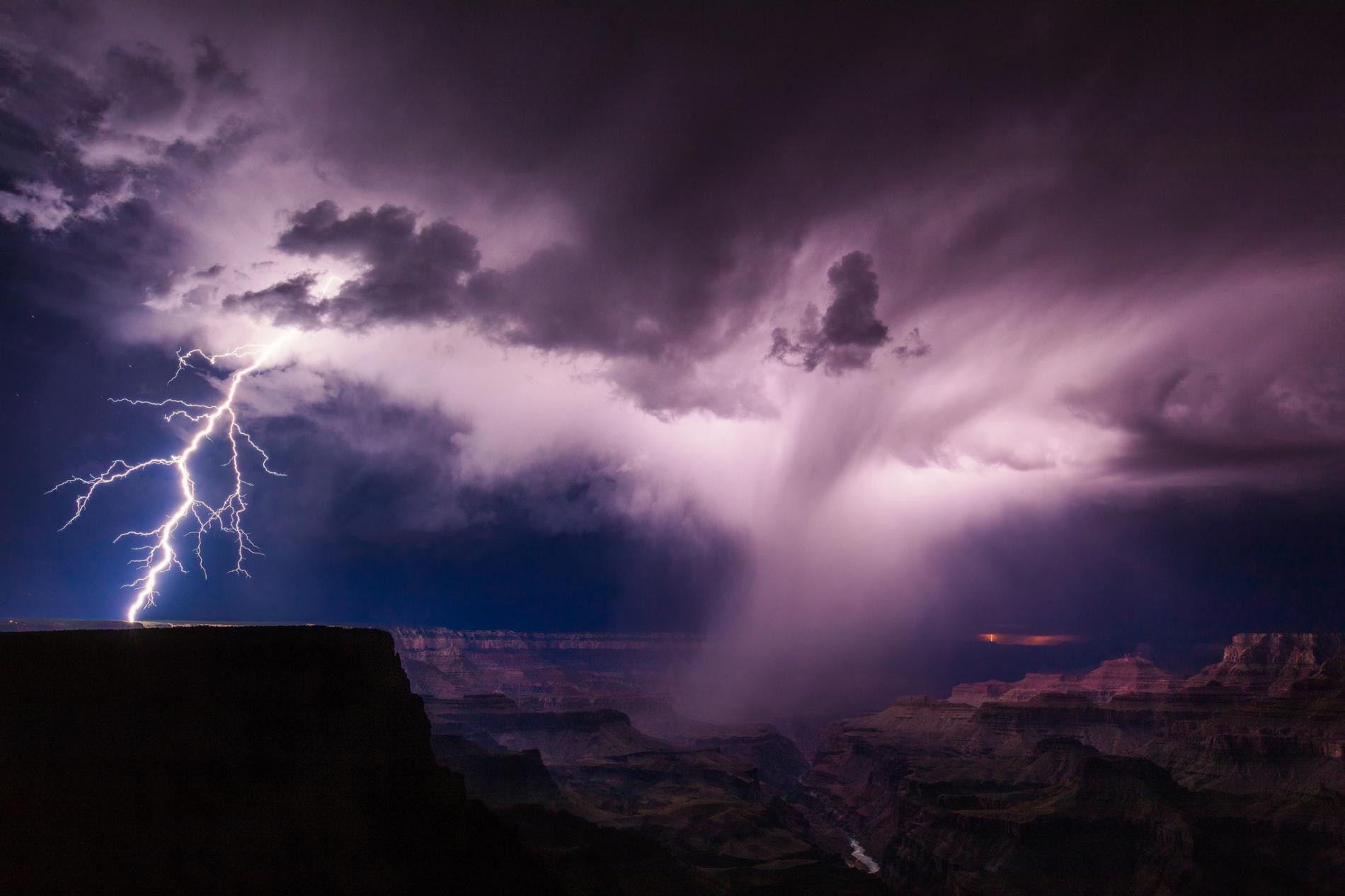 Летняя гроза с молнией у оконечности Большого каньона, Аризона, США. Автор Майк Ольбинский