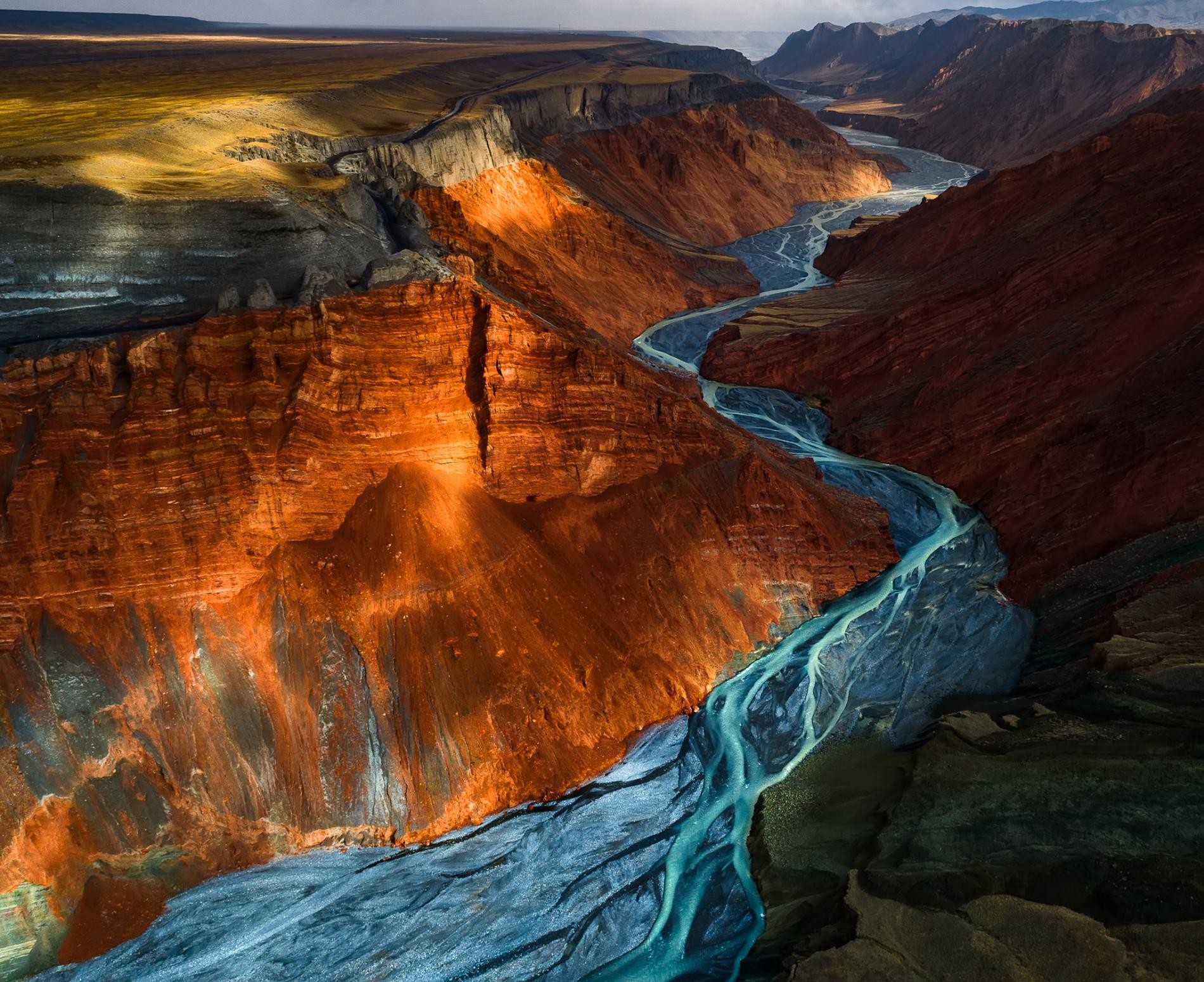 Разноцветные слои каньона в Душаньцзы, Китай. Автор Юхан Лиао
