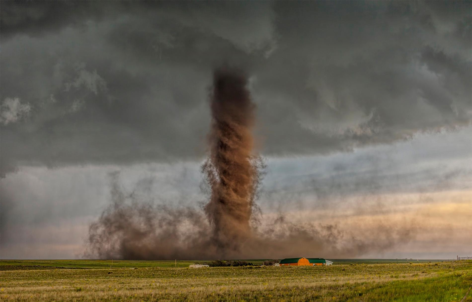 Редкий антициклонический торнадо в штате Колорадо. Автор Джеймс Смарт