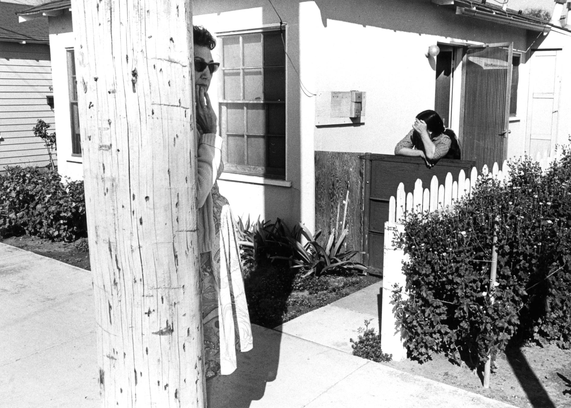 Женщина за столбом, Лос-Анджелес, 1974. Фотограф Гэри Крюгер
