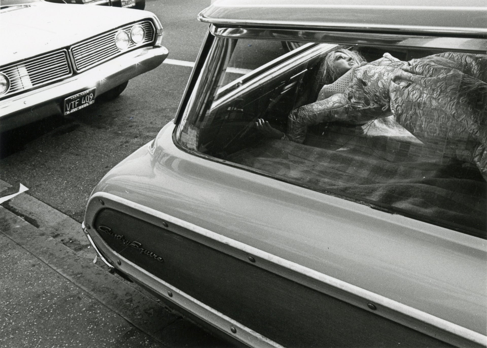 Манекен в автомобиле, 1975. Фотограф Гэри Крюгер