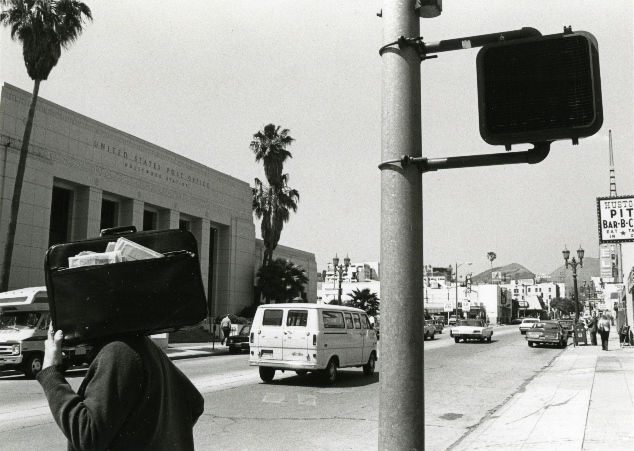 Человек с портфелем. Лос-Анджелес, 1975. Фотограф Гэри Крюгер