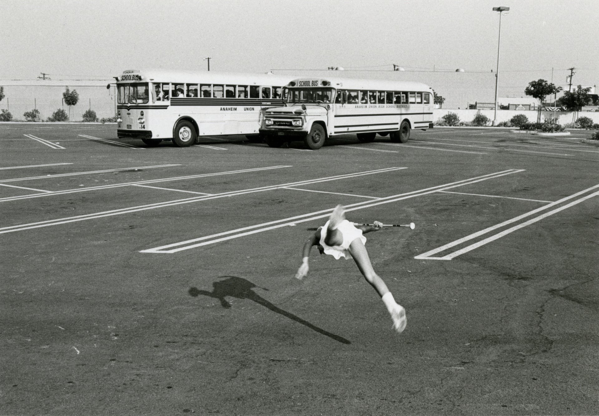Мажоретка в воздухе, Лос-Анджелес, 1977. Фотограф Гэри Крюгер