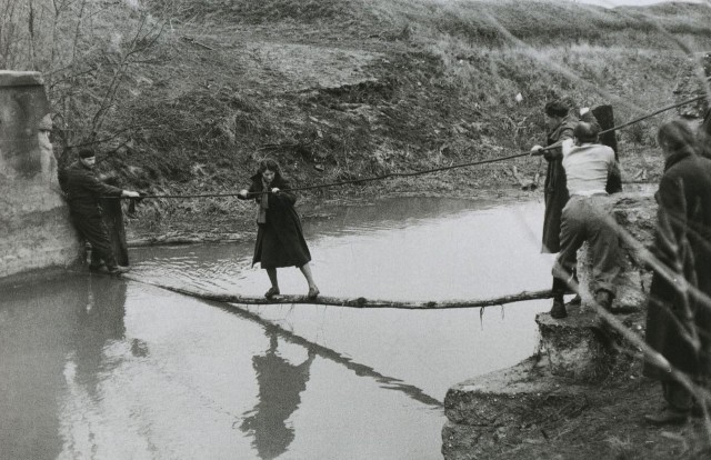 Семьи, бегущие из Венгрии в Австрию, 1956. Фотограф Марио Де Бьязи