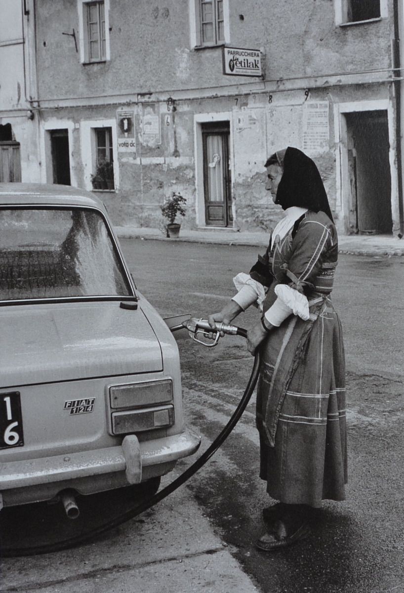 Автозаправка, Сардиния, 1970-е. Фотограф Марио Де Бьязи
