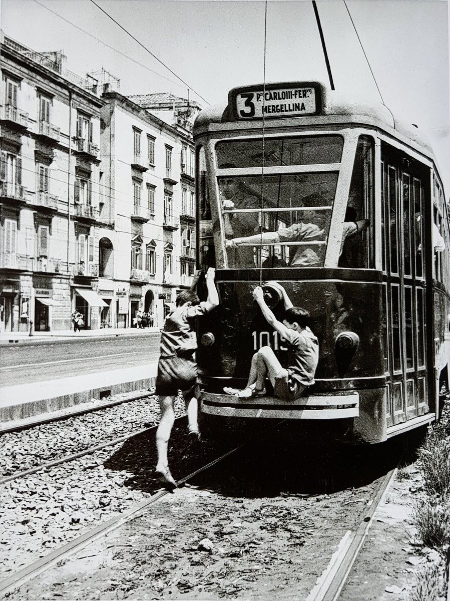 Трамвай, Неаполь, 1954. Фотограф Марио Де Бьязи