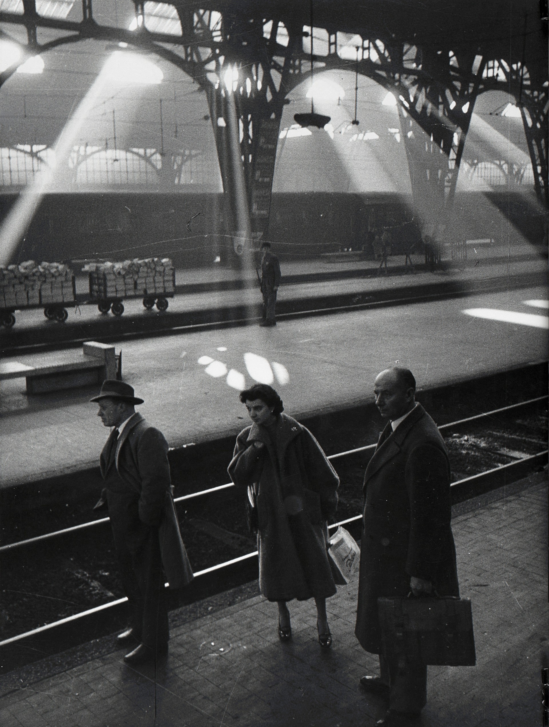 Центральный вокзал, Милан, 1950. Фотограф Марио Де Бьязи