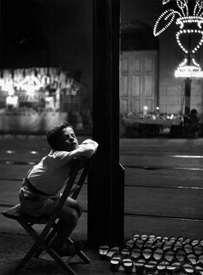 Юный продавец сабо. Неаполь, 1954. Фотограф Марио Де Бьязи