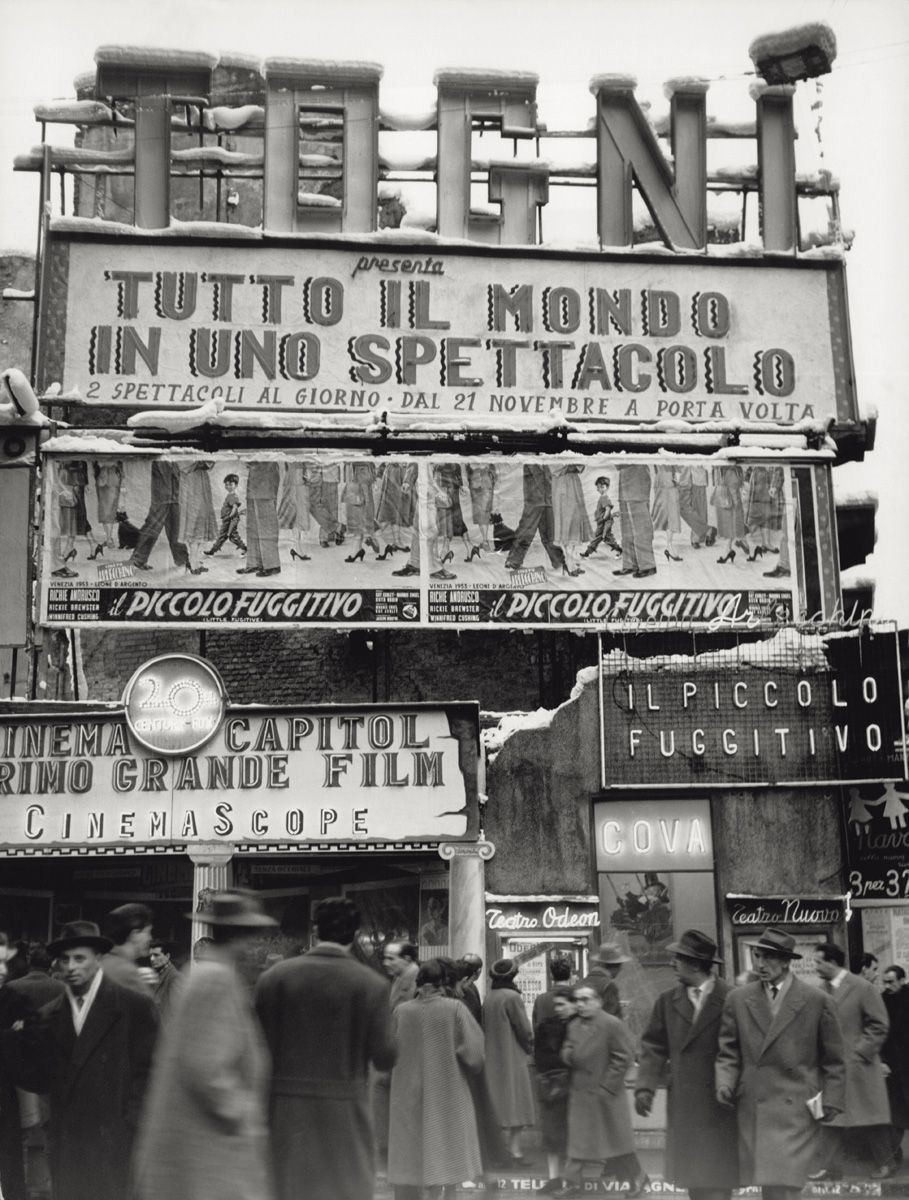 Рекламные щиты цирка и кино. Милан, 1950-е. Фотограф Марио Де Бьязи