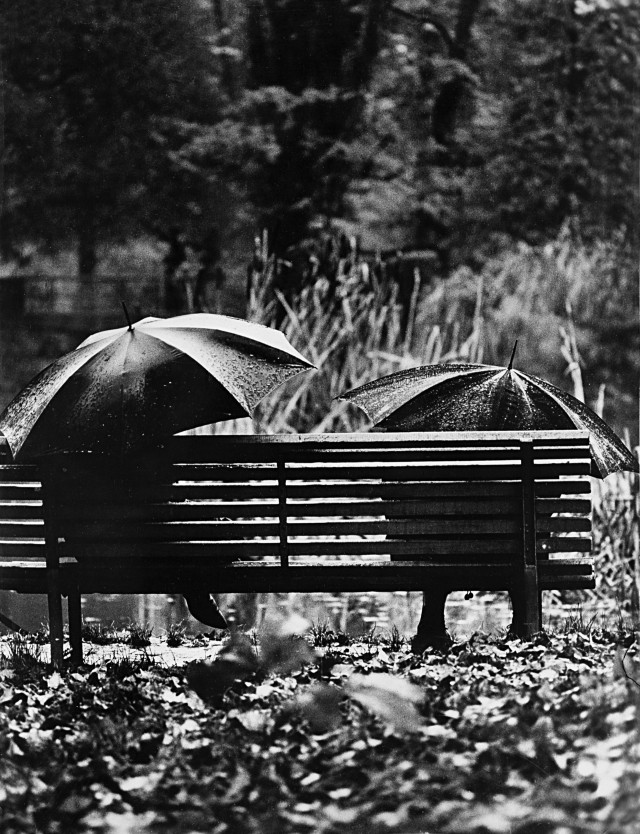Два зонта, 1970. Фотограф Марио Де Бьязи