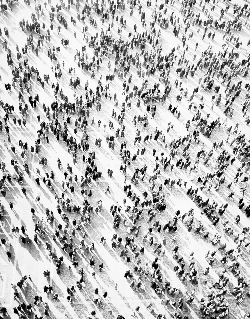 Люди на площади, ок. 1950. Фотограф Марио Де Бьязи