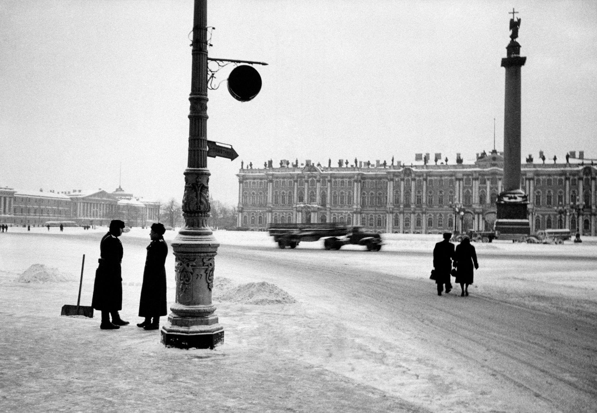 Дворцовая площадь, Ленинград, 1960-е. Фотограф Марио Де Бьязи