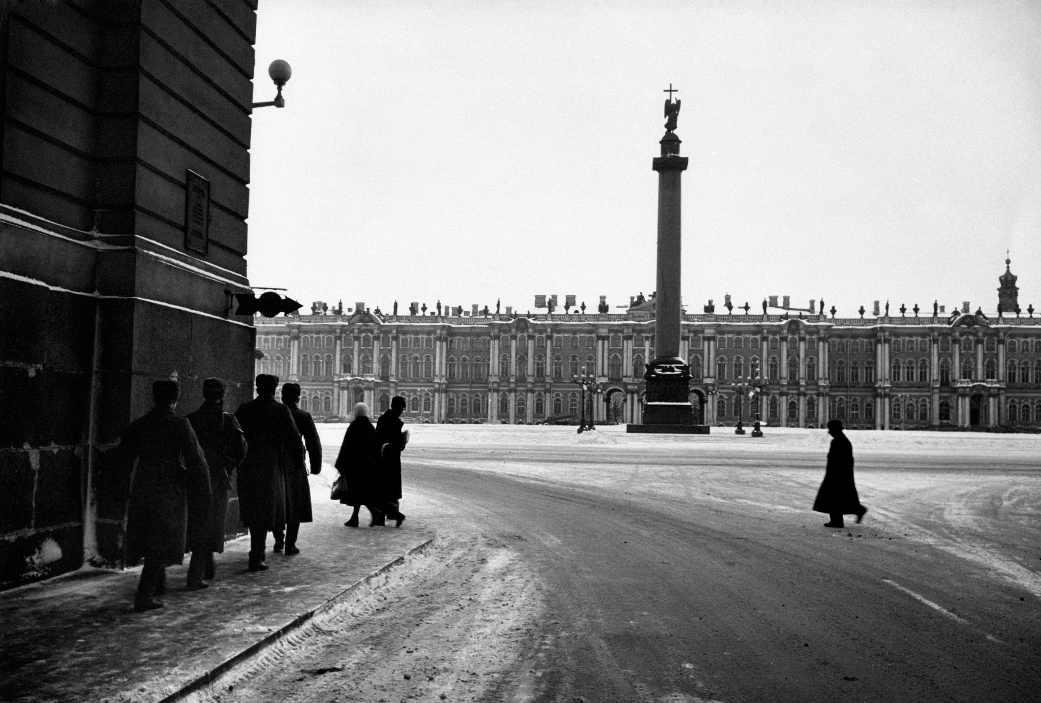 Заснеженная Дворцовая площадь и Зимний дворец, 1960-е. Фотограф Марио Де Бьязи