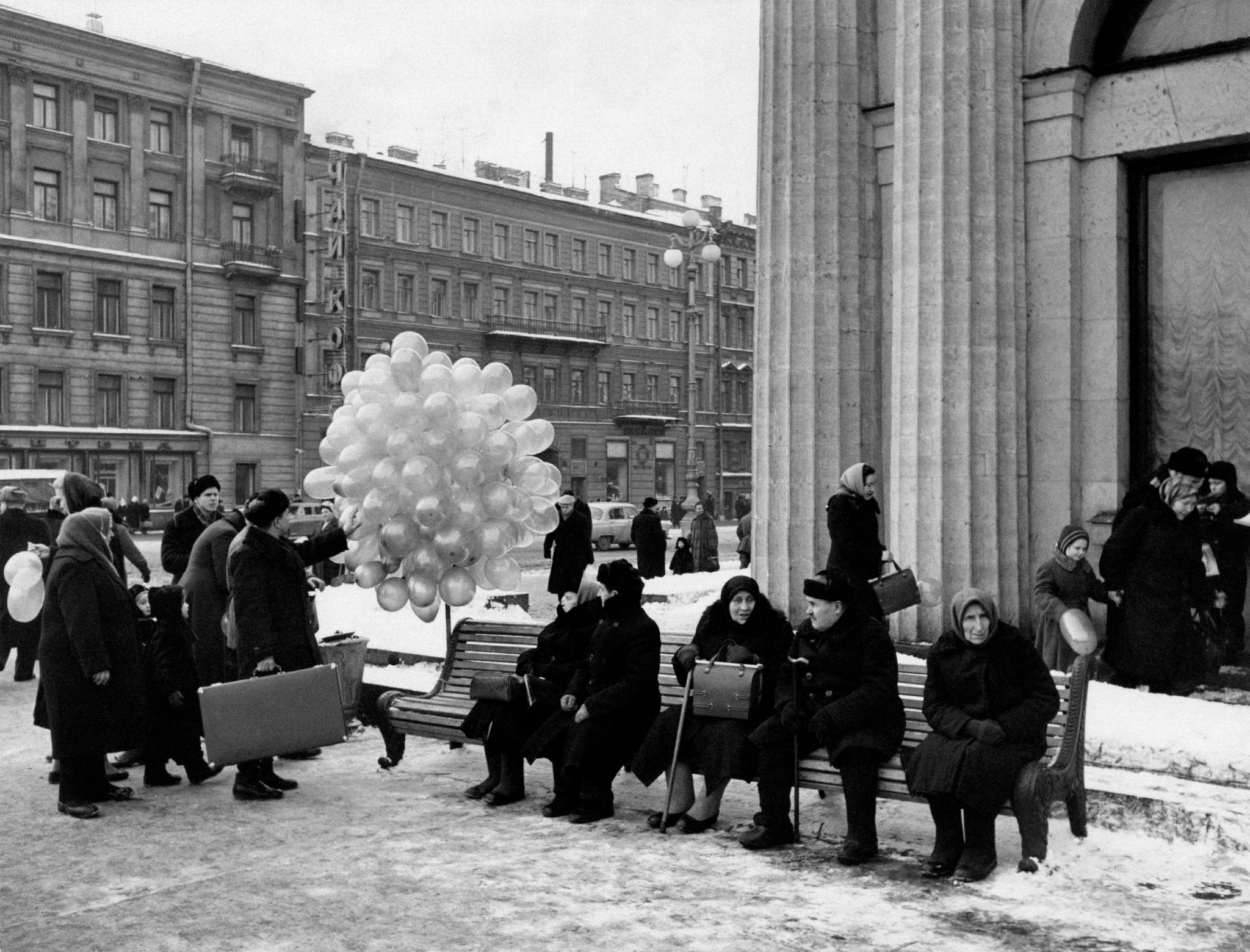 У станции метро Площадь Восстания, Ленинград, 1960-е. Фотограф Марио Де Бьязи 