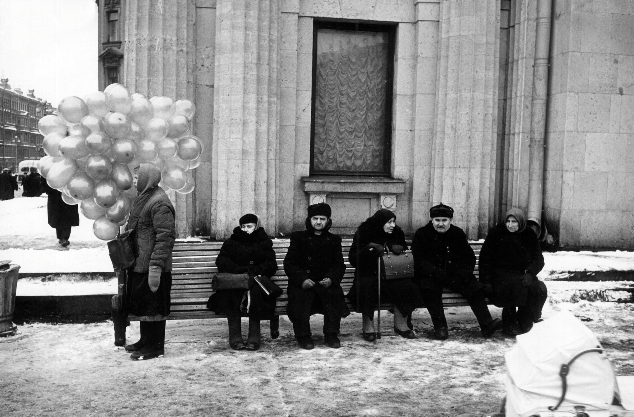У станции метро Площадь Восстания, Ленинград, 1960-е. Фотограф Марио Де Бьязи