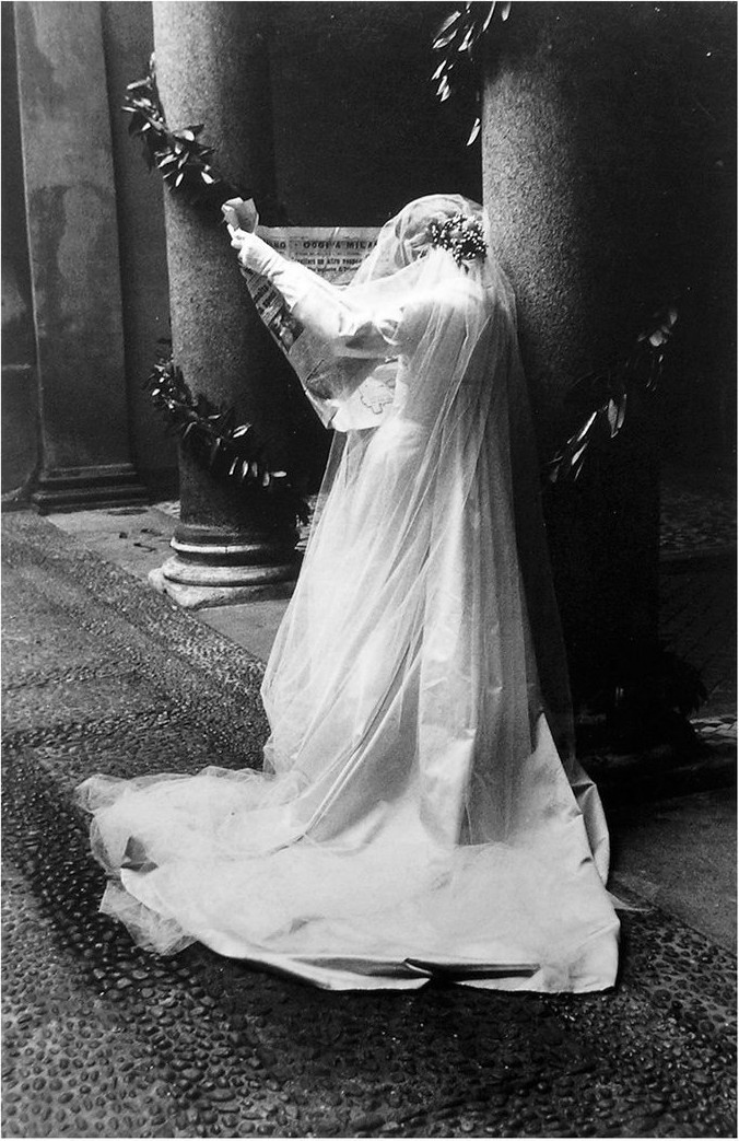 Эмануэла Кастельбарко читает о своей свадьбе в Милане, 1956. Фотограф Марио Де Бьязи