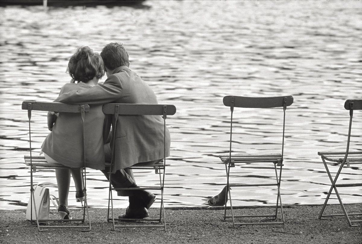 Пара обнимается в парке Лондона, 1965. Фотограф Марио Де Бьязи