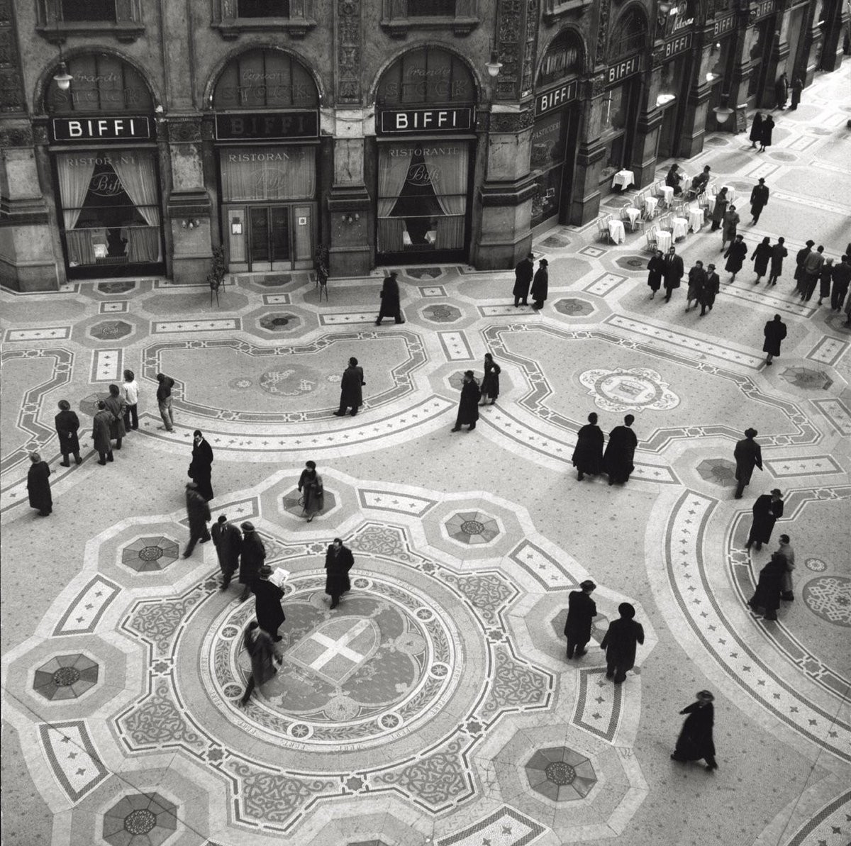 Вид из Галереи Виктора Эммануила II, Милан, 1950-е. Фотограф Марио Де Бьязи