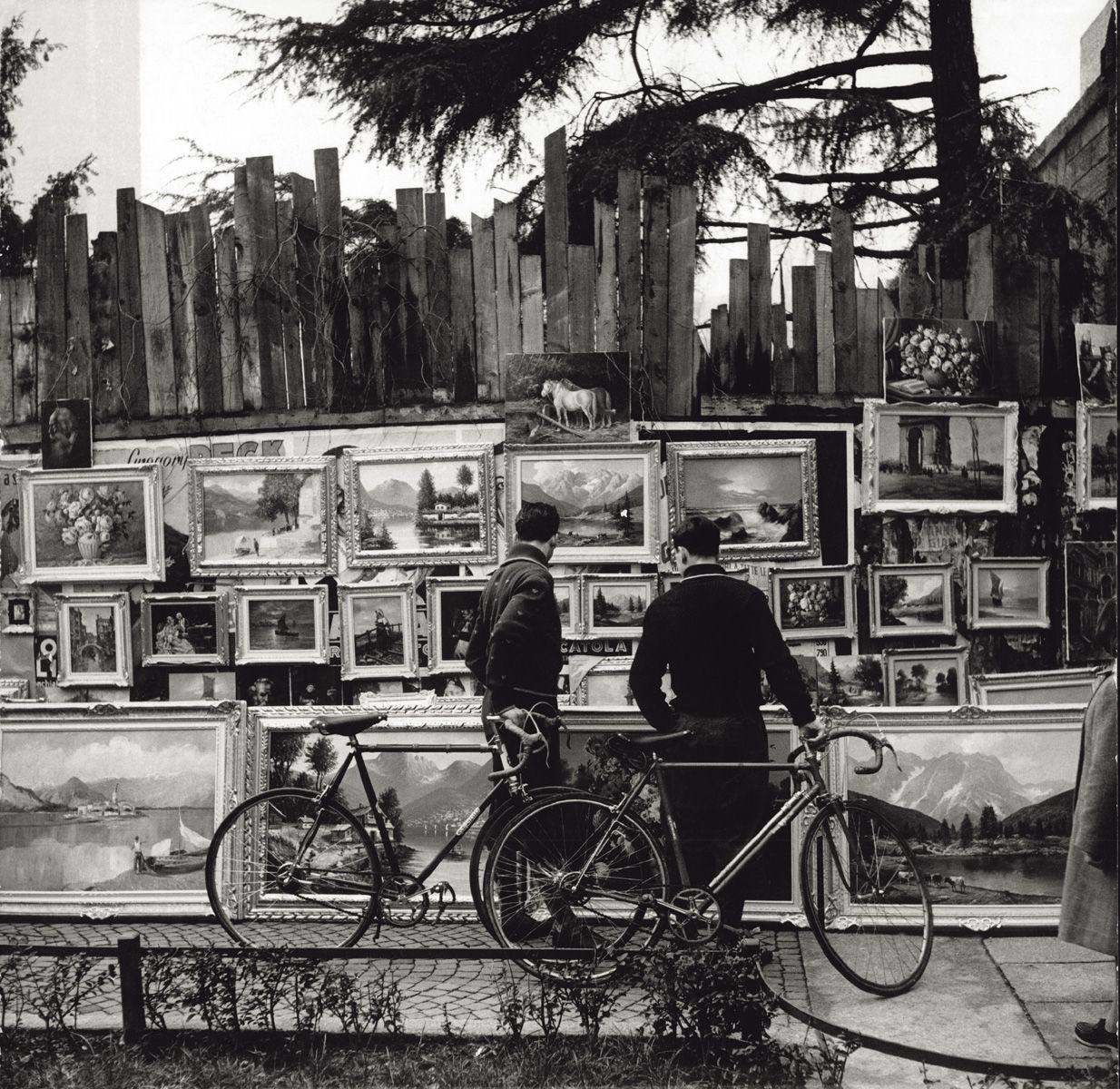 Велосипедисты перед выставкой картин. Милан, 1950-е. Фотограф Марио Де Бьязи