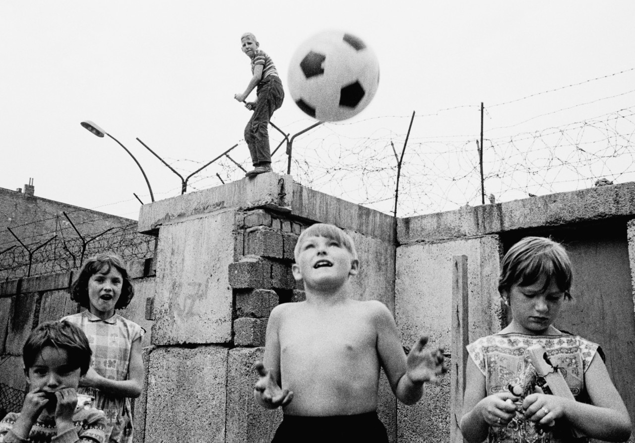 Дети  играют у Берлинской стены, Германия, 1963 год. Фотограф Томас Хёпкер
