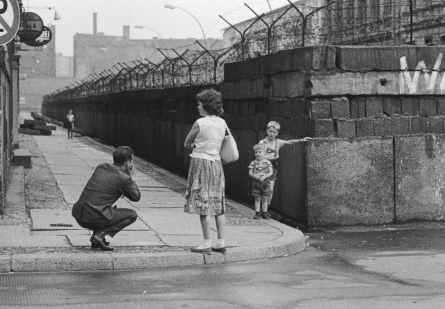 Мужчина фотографирует на память своих сыновей у Берлинской стены, Германия, 1963 год. Фотограф Томас Хёпкер