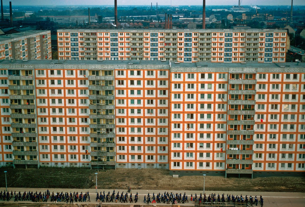 Демонстрация членов Союза свободной немецкой молодёжи проходит в районе Вайсензе, Восточный Берлин, Восточная Германия, 1975 год. Фотограф Томас Хёпкер