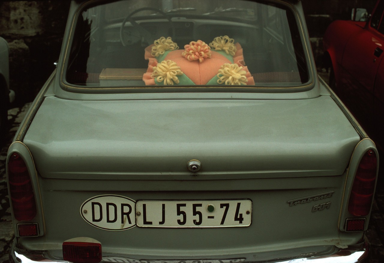 Заднее стекло автомобиля Trabant с декоративной подушкой, Восточный Берлин, 1974 год. Фотограф Томас Хёпкер