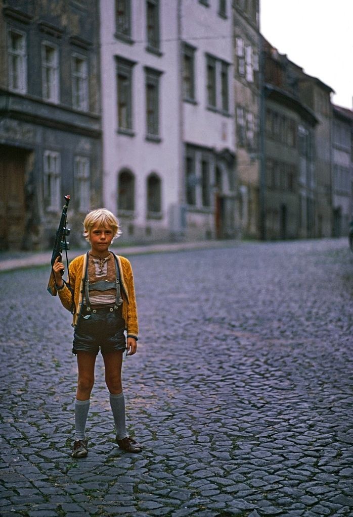 Мальчик с игрушкой, 1976 год. Фотограф Томас Хёпкер