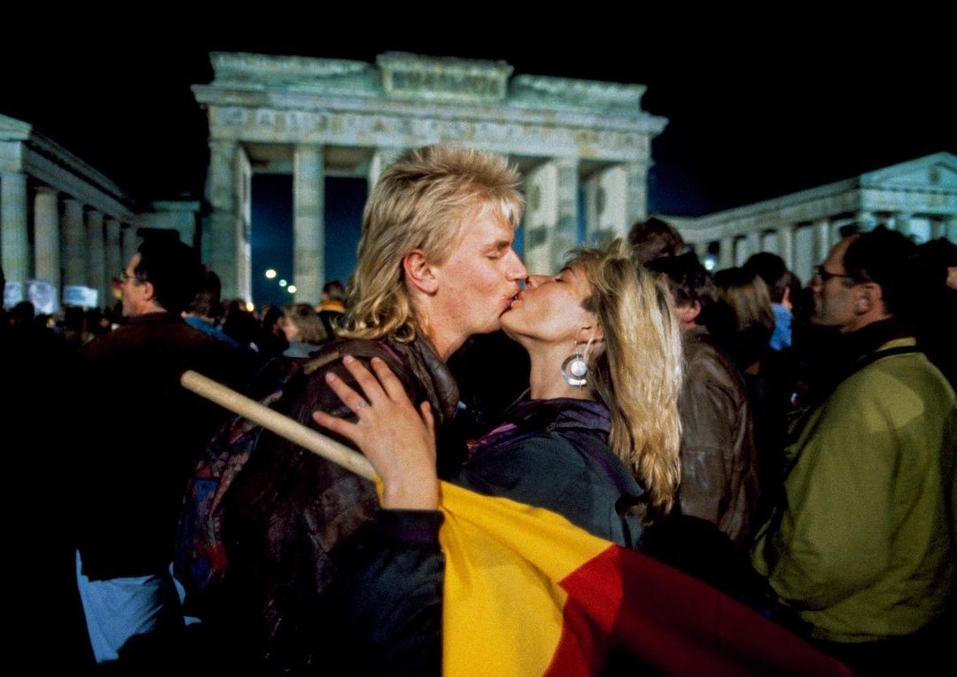 Поцелуй у Бранденбургских ворот, Берлин, 3 октября, 1990 год. Фотограф Томас Хёпкер