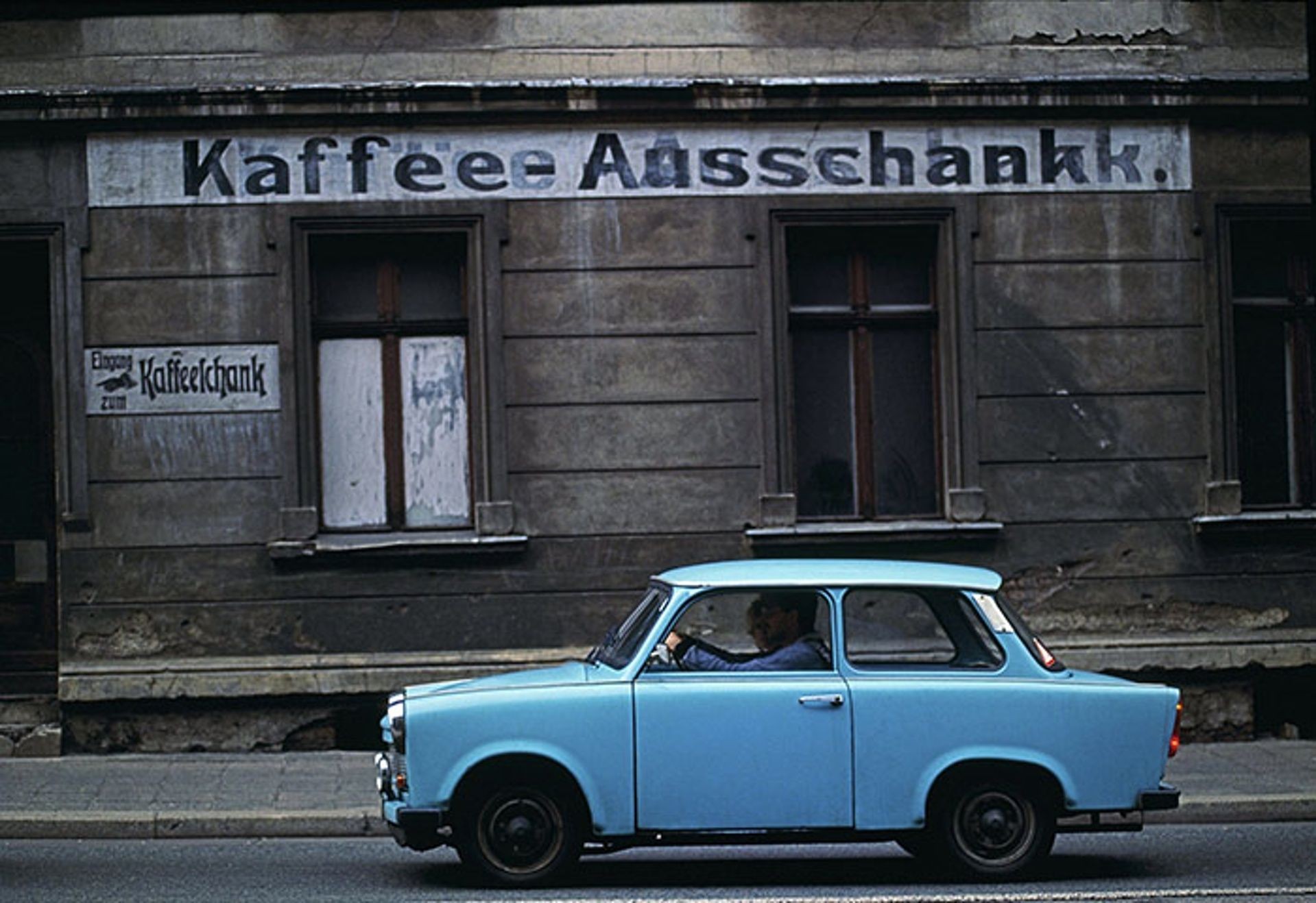 Синий Trabant в районе Пренцлауэр-Берг. Восточный Берлин. Восточная Германия, 1975 год. Фотограф Томас Хёпкер