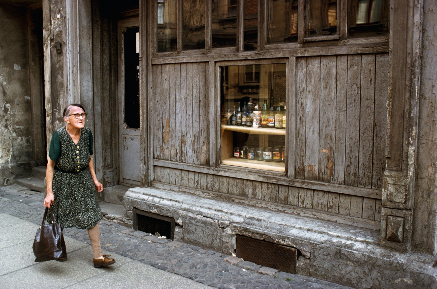 Витрина магазина, Восточный Берлин, Восточная Германия, 1975 год. Фотограф Томас Хёпкер